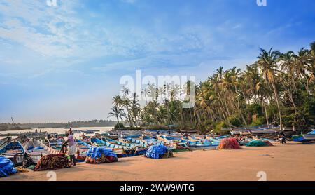 Gruppo di barche da pesca sullo sfondo del tramonto nel porto di pesca di Thengapattanam in India.31-gennaio-2024 Foto Stock