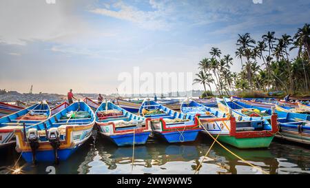 Gruppo di barche da pesca sullo sfondo del tramonto nel porto di pesca di Thengapattanam in India.31-gennaio-2024 Foto Stock