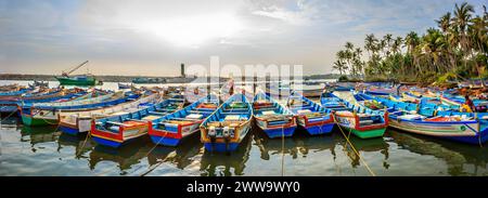 Vista panoramica del gruppo di pescherecci nel porto di pesca di Thengapattanam in India.31-gennaio-2024 Foto Stock