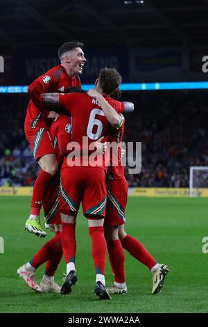 Cardiff, Regno Unito. 21 marzo 2024. Ben Davies del Galles (nascosto) festeggia con i compagni di squadra dopo aver segnato un gol prima che venga respinto. Galles contro Finlandia, qualificazione a Euro 2024, partita giocata allo stadio cittadino di Cardiff, Galles del Sud, giovedì 21 marzo 2024. Solo per uso editoriale. foto di Andrew Orchard/Andrew Orchard fotografia sportiva/Alamy Live News Credit: Andrew Orchard fotografia sportiva/Alamy Live News Foto Stock