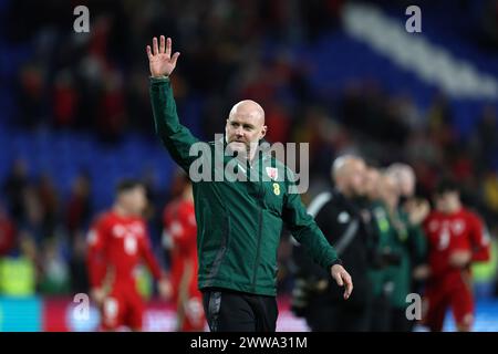 Cardiff, Regno Unito. 21 marzo 2024. Rob Page, capo allenatore/manager del Galles, ringrazia i tifosi dopo la partita. Galles contro Finlandia, qualificazione a Euro 2024, partita giocata allo stadio cittadino di Cardiff, Galles del Sud, giovedì 21 marzo 2024. Solo per uso editoriale. foto di Andrew Orchard/Andrew Orchard fotografia sportiva/Alamy Live News Credit: Andrew Orchard fotografia sportiva/Alamy Live News Foto Stock