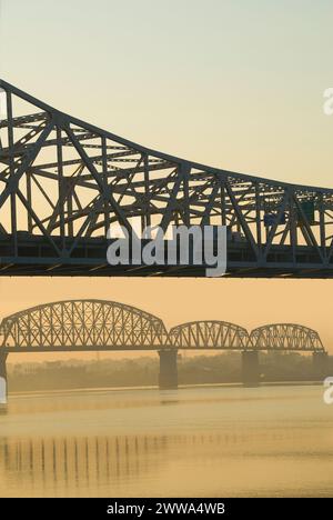 J.F. Kennedy Bridge in primo piano e Big Four Bridge sullo sfondo del fiume Ohio all'alba - Louisville, Kentucky - USA Foto Stock