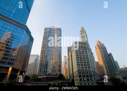 Edificio del centro città che riflette la nuova Trump Tower vicino al fiume Chicago - Chicago, Illinois - USA Foto Stock