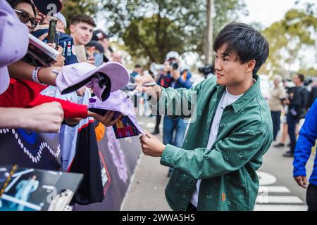 Melbourne, Australia. 23 marzo 2024. Yuki Tsunoda (JPN) camera e colazione con ventilatori. 23.03.2024. Formula 1 World Championship, Rd 3, Australian Grand Prix, Albert Park, Melbourne, Australia, giornata delle qualificazioni. Il credito fotografico dovrebbe essere: XPB/Alamy Live News. Foto Stock