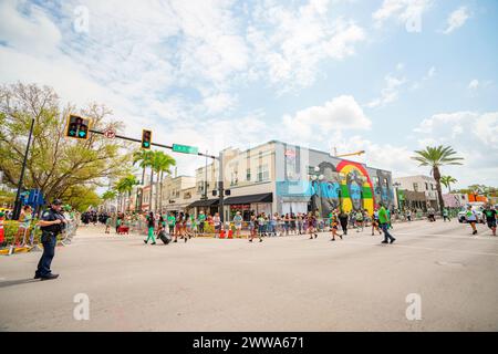 Hollywood, Florida, Stati Uniti - 10 marzo 2024: Persone e carri allegorici alla St Patricks Day Parade Downtown Hollywood Florida Foto Stock
