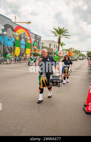 Hollywood, Florida, Stati Uniti - 10 marzo 2024: Persone e carri allegorici alla St Patricks Day Parade Downtown Hollywood Florida Foto Stock