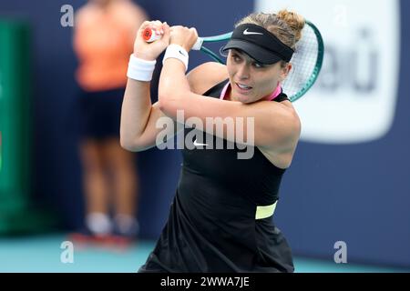 MIAMI GARDENS, FLORIDA - 22 MARZO: Aryna Sabalenka della Bielorussia sconfigge Paula Badosa della Spagna nel secondo round del giorno 7 del Miami Open presentato da Itau all'Hard Rock Stadium il 22 marzo 2024 a Miami Gardens, Florida persone: Paula Badosa credito: Storms Media Group/Alamy Live News Foto Stock