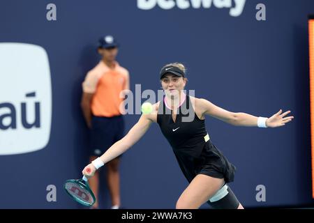 MIAMI GARDENS, FLORIDA - 22 MARZO: Aryna Sabalenka della Bielorussia sconfigge Paula Badosa della Spagna nel secondo round del giorno 7 del Miami Open presentato da Itau all'Hard Rock Stadium il 22 marzo 2024 a Miami Gardens, Florida persone: Paula Badosa credito: Storms Media Group/Alamy Live News Foto Stock