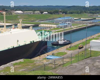 Barca che passa attraverso Agua Clara, Canale di Panama Foto Stock