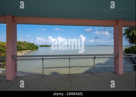 Vista della Florida Bay dal Guy Bradley Visitor Center al Flamingo nel Everglades National Park, Florida, nel soleggiato pomeriggio di marzo. Foto Stock