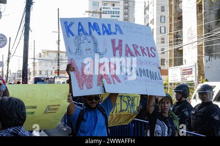 San Juan, Stati Uniti. 22 marzo 2024. I manifestanti pro-palestinesi si scontrano con una rivolta della polizia di Porto Rico che si trova tra loro e il centro della comunità in cui il vicepresidente Kamala Harris sta parlando a San Juan, Porto Rico venerdì 22 marzo 2024. (Foto di Carlos Berríos Polanco/Sipa USA) credito: SIPA USA/Alamy Live News Foto Stock