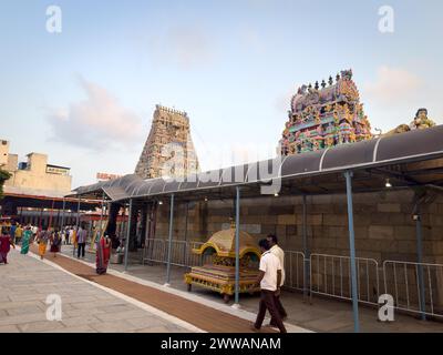 Chennai, Tamil Nadu, India - 21 marzo 2024: Complesso intorno al Tempio Kapaleeshwarar, Mylapore, Chennai, India durante il Mylapore Panguni Festival. Foto Stock