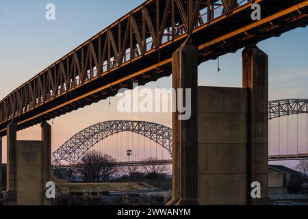 Memphis Suspension Railway & Pedestrian Bridge (primo piano) e il fiume Mississippi che attraversa il ponte Hernando de Soto al crepuscolo a Memphis, Tennessee. (USA) Foto Stock