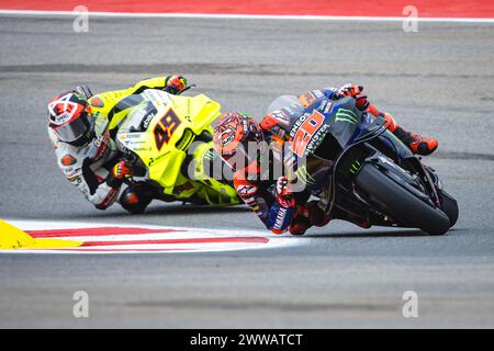 Portimao, Portogallo. 22 marzo 2024. Fabio di Giannantonio dell'Italia e Pertamina Enduro VR46 Racing Team (49) e Fabio Quartararo della Francia e Monster Energy Yamaha MotoGP (20) in azione durante le prove libere numero uno della gara MotoGP di Tissot Grand Prix del Portogallo svoltasi sul circuito Algarve International di Portimao. (Foto di Henrique Casinhas/SOPA Images/Sipa USA) credito: SIPA USA/Alamy Live News Foto Stock