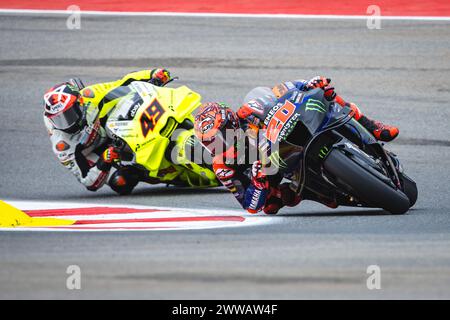 Portimao, Portogallo. 22 marzo 2024. Fabio di Giannantonio dell'Italia e Pertamina Enduro VR46 Racing Team (49) e Fabio Quartararo della Francia e Monster Energy Yamaha MotoGP (20) in azione durante le prove libere numero uno della gara MotoGP di Tissot Grand Prix del Portogallo svoltasi sul circuito Algarve International di Portimao. Credito: SOPA Images Limited/Alamy Live News Foto Stock