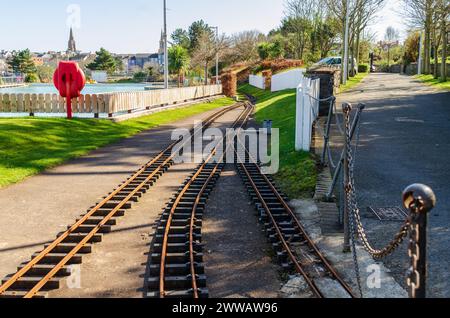 Bangor, Contea di Down, Irlanda del Nord 20 marzo 2024 - binari ferroviari in miniatura per bambini nel Bangor Pickie Park Foto Stock