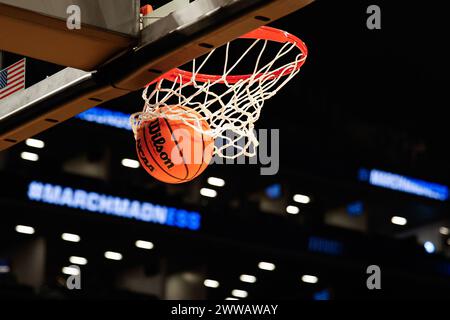 Brooklyn, New York, Stati Uniti. 22 marzo 2024. Un cesto realizzato durante la partita di basket del torneo NCAA Men's March Madness Round One Tournament tra i James Madison Dukes e i Wisconsin Badgers al Barclays Center di Brooklyn, New York. Darren Lee/CSM/Alamy Live News Foto Stock