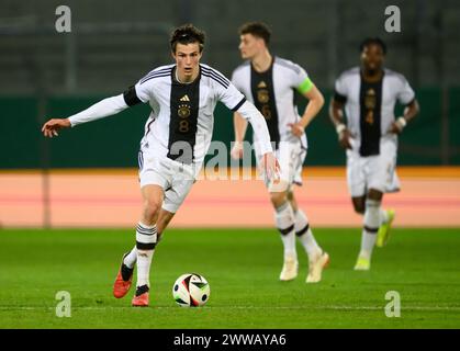 Chemnitz, Germania. 22 marzo 2024. Calcio, U21 uomini: Qualificazione al Campionato europeo, Germania - Kosovo, 1° turno, gruppo D, giorno 8, stadio - An der Gellertstraße. Il tedesco Merlin Röhl gioca la palla. Crediti: Robert Michael/dpa/Alamy Live News Foto Stock