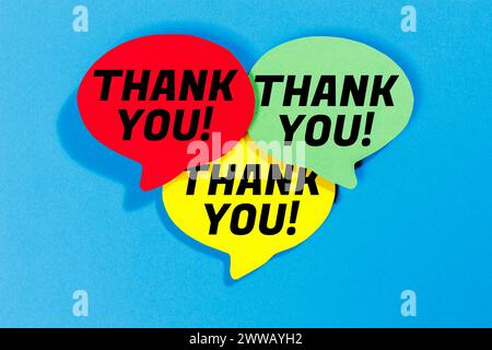 Grazie in coloratissime bolle di conversazione comunicazione concetto aziendale blu Foto Stock