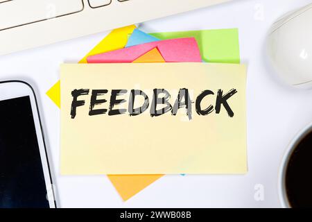 Feedback contattare il servizio clienti opinione sondaggio esaminare il concetto aziendale su una scrivania online Foto Stock