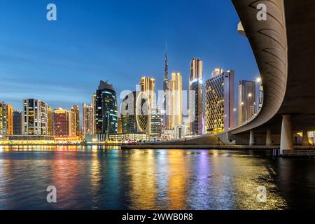 Vista dello skyline del Burj Khalifa di Dubai, l'edificio più alto del mondo al crepuscolo del centro cittadino Blue Hour Foto Stock