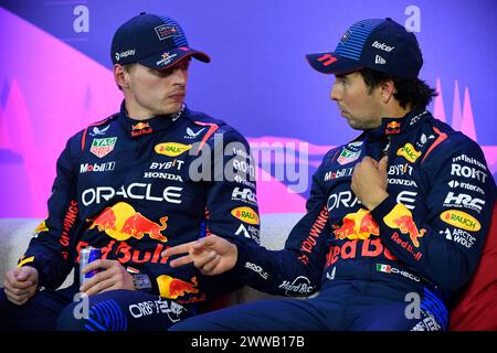 MELBOURNE, AUSTRALIA. 23 marzo 2024. Nella foto: 01 Max Verstappen (NED) Oracle Red Bull Racing (sinistra), 11 Sergio Pérez (mex) Oracle Red Bull Racing (destra) nella conferenza stampa post qualifica dei piloti al 3° round FIA Formula 1 Rolex Australian Grand Prix 2024 dal 22 al 24 marzo presso l'Albert Park Street Circuit di Melbourne, Australia. Crediti: Karl Phillipson/Alamy Live News Foto Stock