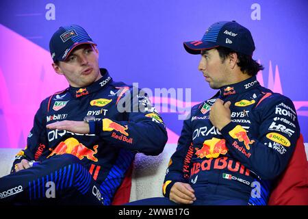 MELBOURNE, AUSTRALIA. 23 marzo 2024. Nella foto: 01 Max Verstappen (NED) Oracle Red Bull Racing (sinistra), 11 Sergio Pérez (mex) Oracle Red Bull Racing (destra) nella conferenza stampa post qualifica dei piloti al 3° round FIA Formula 1 Rolex Australian Grand Prix 2024 dal 22 al 24 marzo presso l'Albert Park Street Circuit di Melbourne, Australia. Crediti: Karl Phillipson/Alamy Live News Foto Stock