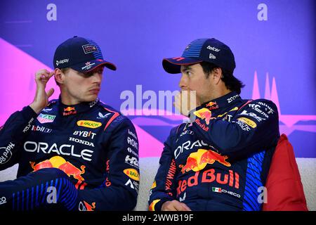 MELBOURNE, AUSTRALIA. 23 marzo 2024. Nella foto: 01 Max Verstappen (NED) Oracle Red Bull Racing (sinistra) e il compagno di squadra 11 Sergio Pérez (mex) Oracle Red Bull Racing nella conferenza stampa post qualifica dei piloti al 3° round FIA Formula 1 Rolex Australian Grand Prix 2024 dal 22 al 24 marzo presso l'Albert Park Street Circuit, Melbourne, Australia. Crediti: Karl Phillipson/Alamy Live News Foto Stock