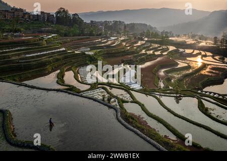 Vista aerea delle risaie di Yuanyang piene d'acqua nello Yunnan, in Cina, sito patrimonio dell'umanità dell'UNESCO Foto Stock