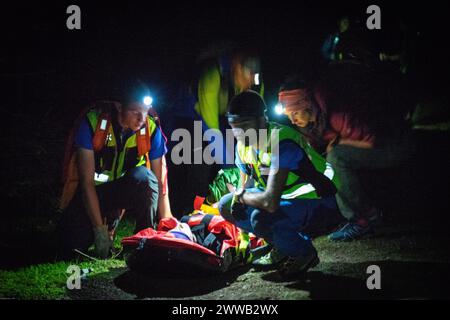 Rapporto su un dispositivo di salvataggio specializzato in difficile accesso alle montagne. Foto Stock