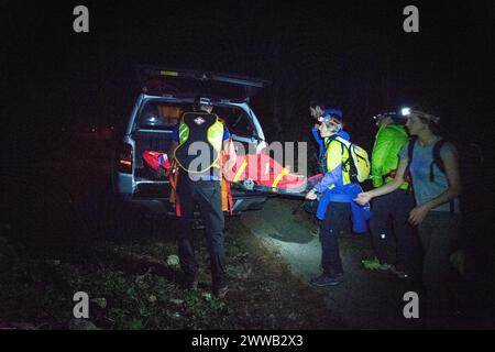 Rapporto su un dispositivo di salvataggio specializzato in difficile accesso alle montagne. Foto Stock