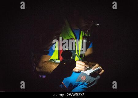 Rapporto su un dispositivo di salvataggio specializzato in difficile accesso alle montagne. Foto Stock