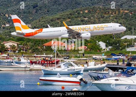 Skiathos, Grecia - 27 giugno 2023: Aeroplano Sunclass Airbus A321 all'aeroporto di Skiathos (JSI) in Grecia. Foto Stock