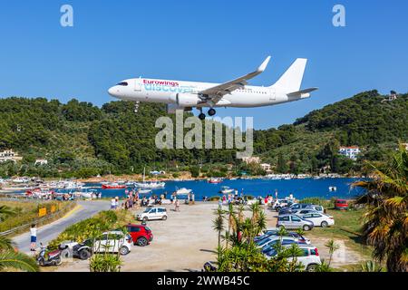 Skiathos, Grecia - 30 giugno 2023: Eurowings Scopri l'aereo Airbus A320 all'aeroporto di Skiathos (JSI) in Grecia. Foto Stock