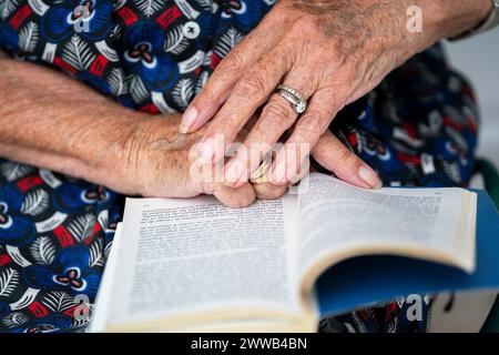 Primi piani per mani e piedi senior. Foto Stock