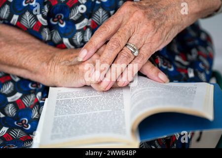 Primi piani per mani e piedi senior. Foto Stock