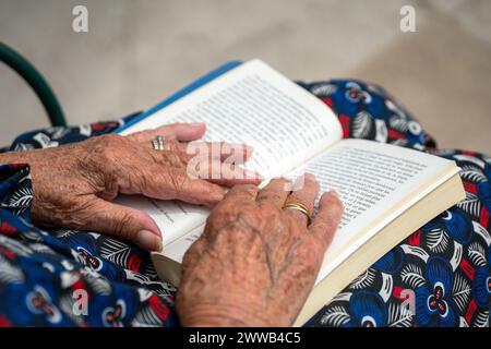 Primi piani per mani e piedi senior. Foto Stock