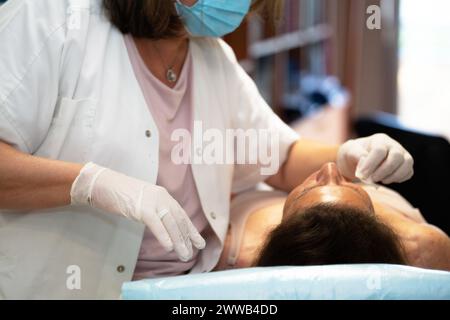 Peeling della faccia. Nell'ufficio di un dermatologo parigino. Foto Stock