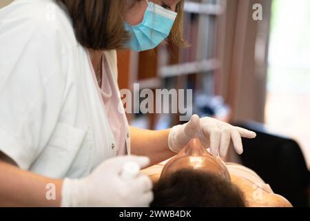 Peeling della faccia. Nell'ufficio di un dermatologo parigino. Foto Stock