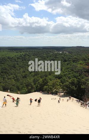 Ritorno dei turisti alla Dune du Pilat dopo l'incendio del luglio 2022. Navetta obbligatoria per raggiungere il sito. Foto Stock