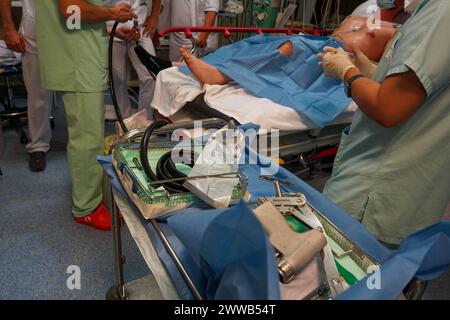 Paziente nel reparto shock dell'unità di terapia intensiva di un ospedale universitario. Foto Stock