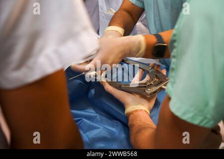 Paziente nel reparto shock dell'unità di terapia intensiva di un ospedale universitario. Foto Stock