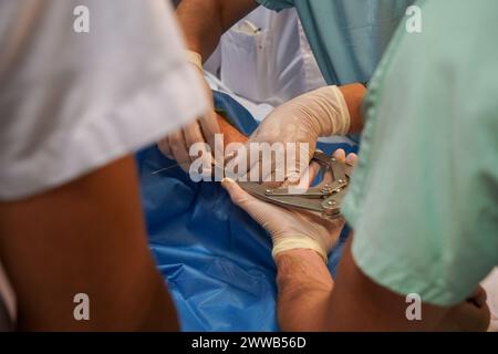 Paziente nel reparto shock dell'unità di terapia intensiva di un ospedale universitario. Foto Stock