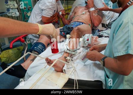 Paziente nel reparto shock dell'unità di terapia intensiva di un ospedale universitario. Foto Stock