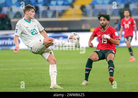 Cairo, Egitto. 22 marzo 2024. Marwan Attia (R) dell'Egitto compete con Callum McCowatt della nuova Zelanda durante l'amichevole delle FIFA Series 2024 al Cairo, in Egitto, il 22 marzo 2024. Crediti: Ahmed Gomaa/Xinhua/Alamy Live News Foto Stock