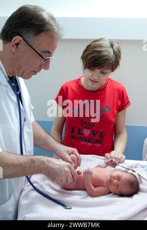 L'esame delle anche consente di verificare che non vi sia alcuna dislocazione. Foto Stock