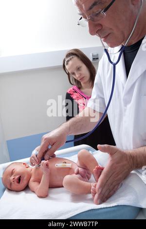 Il pediatra controlla la frequenza cardiaca del neonato. Ospedale Saint Vincent de Paul, Lille. Foto Stock