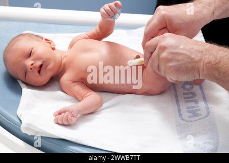 L'esame delle anche consente di verificare che non vi sia alcuna dislocazione. Ospedale Saint Vincent de Paul, Lille. Foto Stock