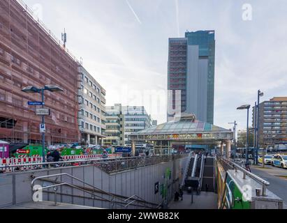 Piazza Marktplatz, grattacielo Stadthaus, grattacielo dietro Offenbach am Main Frankfurt Rhein-Main Hessen, Assia Germania Foto Stock