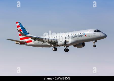 Miami, Stati Uniti - 15 novembre 2022: American Eagle Envoy Air Embraer 175 aeroplano all'aeroporto di Miami (mia) negli Stati Uniti. Foto Stock